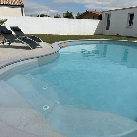 Maison Recente Avec Piscine A 15' Des Plages En Velo بيت للعطل
